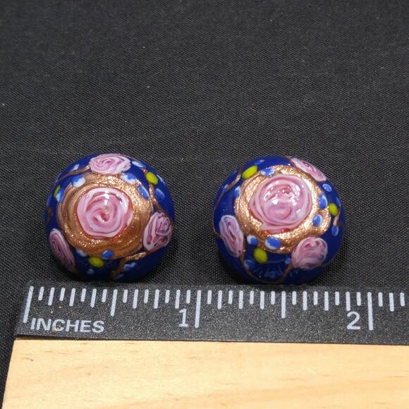 Vintage 1940s Italian Wedding Cake Rose Clip Earrings, Dark Blue Pink Roses - Picture 10 of 10